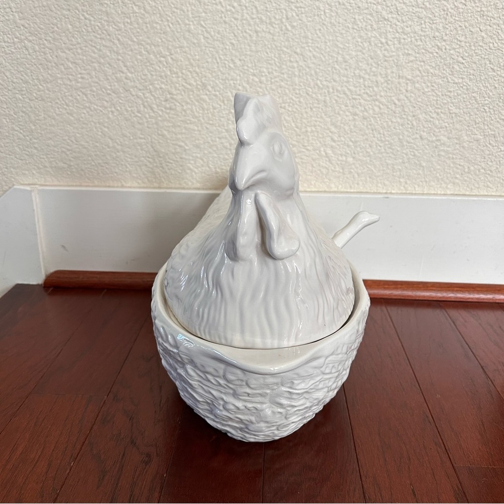 vintage white ceramic hen-on-nest soup tureen with a matching ladle - Picture 2 of 9